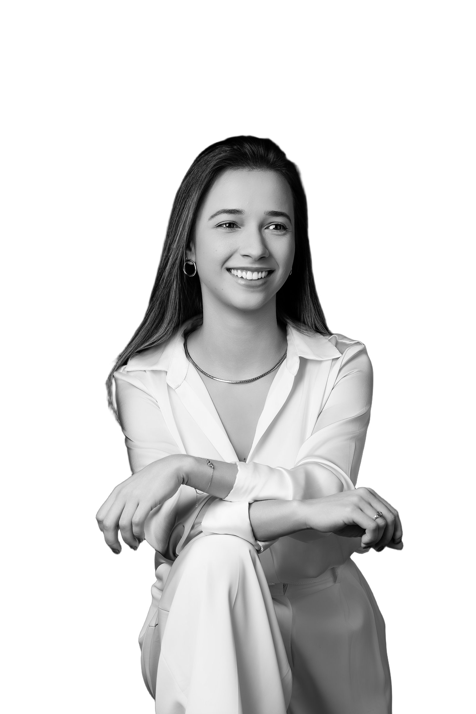 Valéria Rosario sorrindo, sentada, em retrato em preto e branco